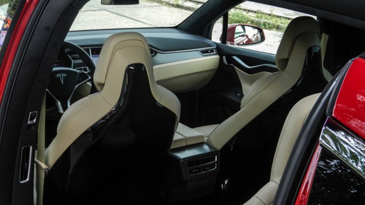 AutoVandaag deed een rijtest met de Tesla Model X P90D, die nu net als de andere Model X-modellen ook in Nederland leverbaar is. Hoe bevallen deze auto en zijn Ludicrous Mode?