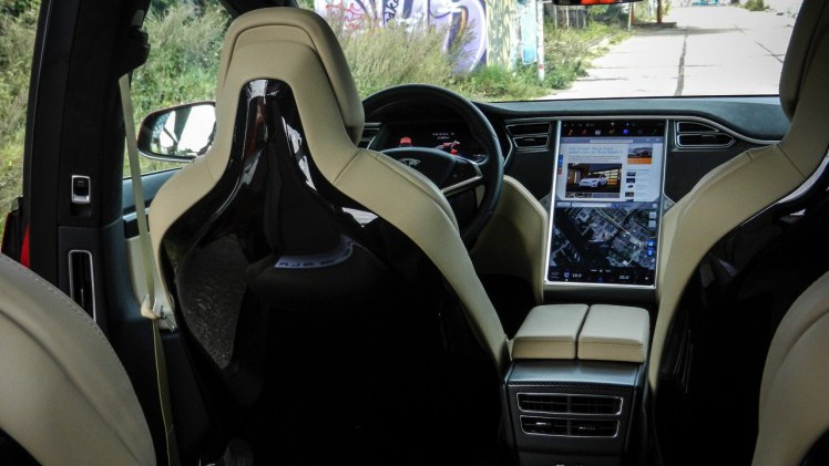 AutoVandaag deed een rijtest met de Tesla Model X P90D, die nu net als de andere Model X-modellen ook in Nederland leverbaar is. Hoe bevallen deze auto en zijn Ludicrous Mode?