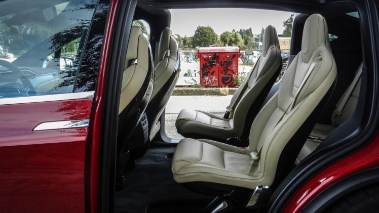 AutoVandaag deed een rijtest met de Tesla Model X P90D, die nu net als de andere Model X-modellen ook in Nederland leverbaar is. Hoe bevallen deze auto en zijn Ludicrous Mode?