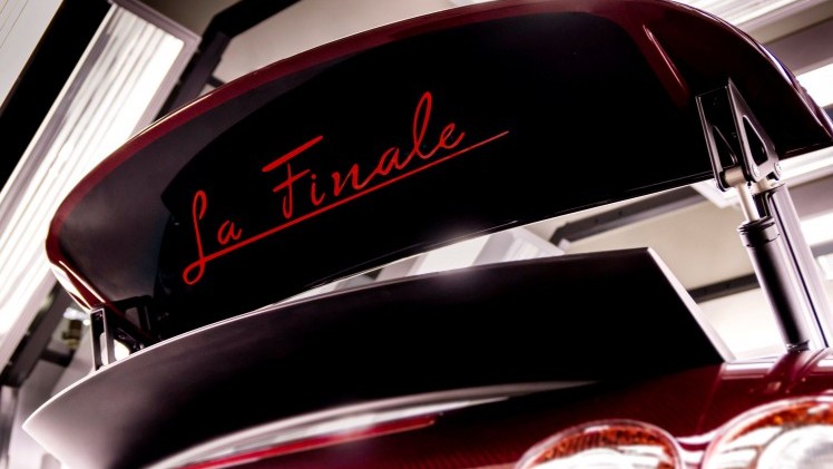 Bugatti viert tienjarig icoon Veyron met de productie van de Grand Sport Vitesse La Finale op de Autosalon van Genve 2015 en kijkt ook al uit naar de opvolger.