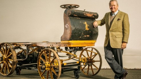 Eerste Porsche ooit is elektrisch aangedreven. Porsche P1 teruggevonden en krijgt voetstuk in Porsche Museum Stuttgart.