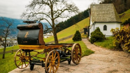 Eerste Porsche ooit is elektrisch aangedreven. Porsche P1 teruggevonden en krijgt voetstuk in Porsche Museum Stuttgart.