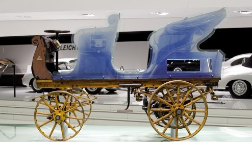 Eerste Porsche ooit is elektrisch aangedreven. Porsche P1 teruggevonden en krijgt voetstuk in Porsche Museum Stuttgart.