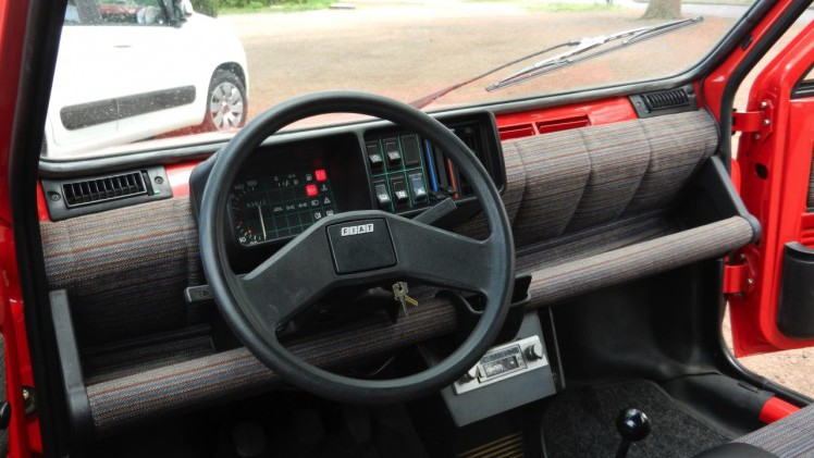 Autotest Fiat Panda 1.2 Edizione Cool met viercilinder. Anno 2016 te koop voor minder dan 10.000 euro. Net als de Panda 34 een betaalbare auto. De geschiedenis herhaalt zich.