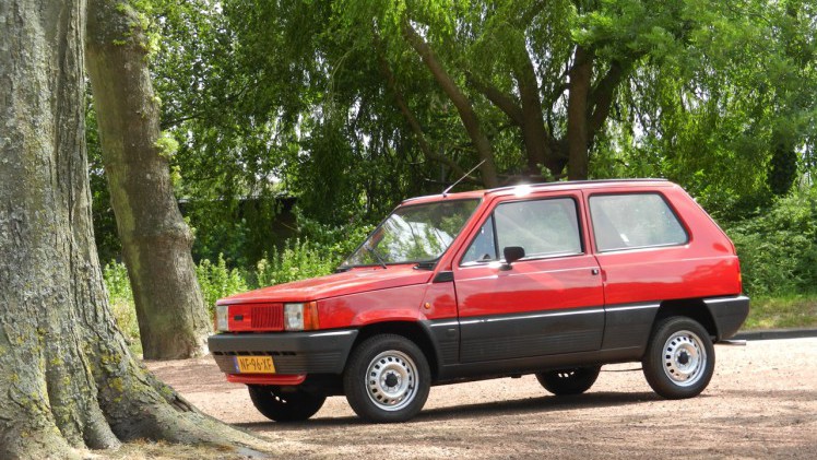Autotest Fiat Panda 1.2 Edizione Cool met viercilinder. Anno 2016 te koop voor minder dan 10.000 euro. Net als de Panda 34 een betaalbare auto. De geschiedenis herhaalt zich.