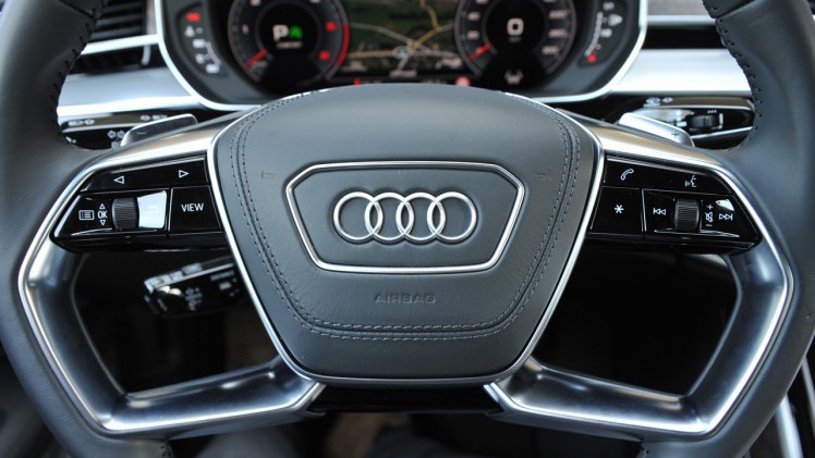 Audi biedt in de nieuwste oplage van de grote A8 alle denkbare luxe en elektronische voorzieningen. Wordt dat allemaal niet een beetje te veel? Een test.