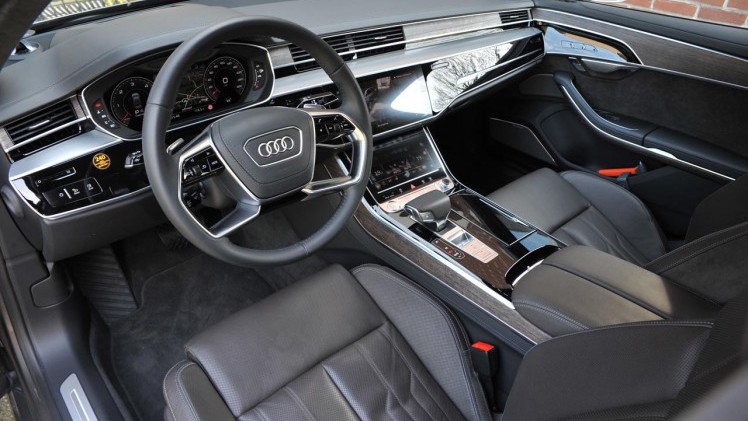 Audi biedt in de nieuwste oplage van de grote A8 alle denkbare luxe en elektronische voorzieningen. Wordt dat allemaal niet een beetje te veel? Een test.