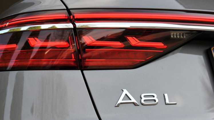 Audi biedt in de nieuwste oplage van de grote A8 alle denkbare luxe en elektronische voorzieningen. Wordt dat allemaal niet een beetje te veel? Een test.