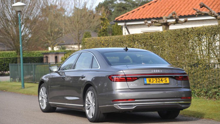 Audi biedt in de nieuwste oplage van de grote A8 alle denkbare luxe en elektronische voorzieningen. Wordt dat allemaal niet een beetje te veel? Een test.