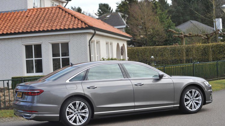 Audi biedt in de nieuwste oplage van de grote A8 alle denkbare luxe en elektronische voorzieningen. Wordt dat allemaal niet een beetje te veel? Een test.