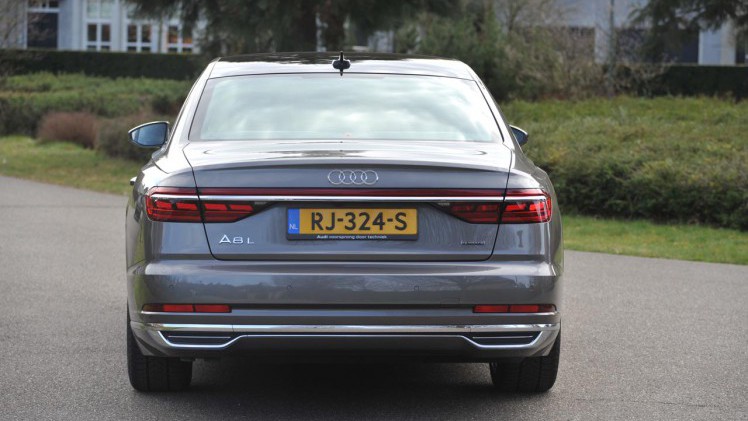 Audi biedt in de nieuwste oplage van de grote A8 alle denkbare luxe en elektronische voorzieningen. Wordt dat allemaal niet een beetje te veel? Een test.