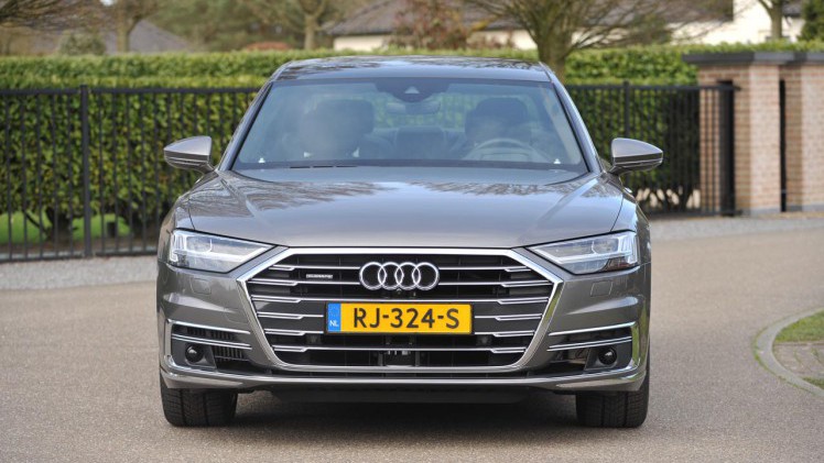 Audi biedt in de nieuwste oplage van de grote A8 alle denkbare luxe en elektronische voorzieningen. Wordt dat allemaal niet een beetje te veel? Een test.