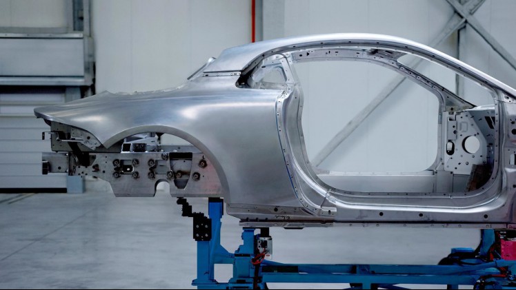 Alpine heeft nieuwe teasers voor de herboren sportauto de wereld in gestuurd. We zien de auto zelfs zonder enige camouflage