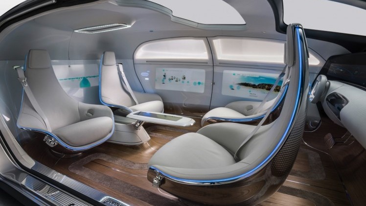 Mercedes F 015 Luxury in Motion is een onderzoeksvoertuig dat autonoom kan rijden en laat zien hoe de zelfrijdende auto voor comfort en vrije tijd kan zorgen.