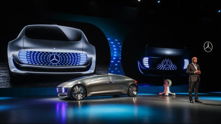 Mercedes F 015 Luxury in Motion is een onderzoeksvoertuig dat autonoom kan rijden en laat zien hoe de zelfrijdende auto voor comfort en vrije tijd kan zorgen.