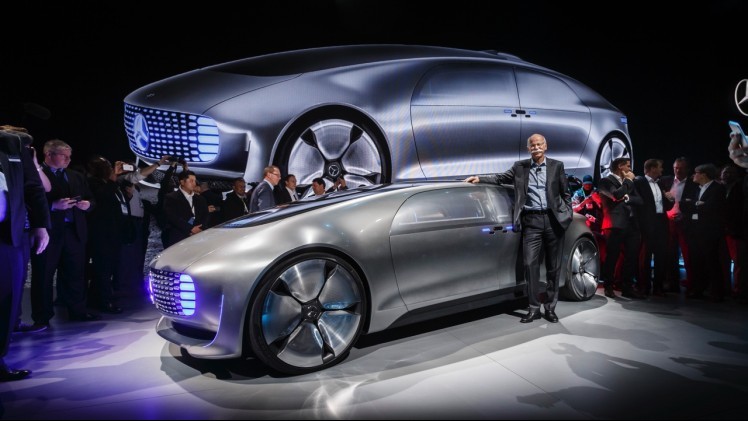 Mercedes F 015 Luxury in Motion is een onderzoeksvoertuig dat autonoom kan rijden en laat zien hoe de zelfrijdende auto voor comfort en vrije tijd kan zorgen.