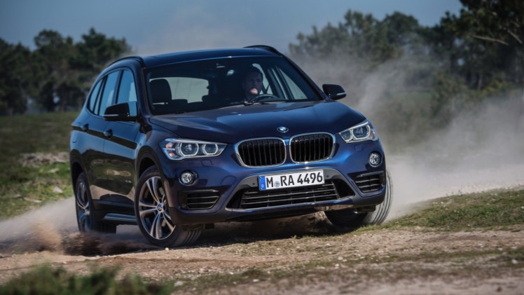 De nieuwe BMW X1 is digitaal onthuld en komt eind oktober 2015 naar Nederland. Hij transformeert tot SUV met stoerdere looks, voor- of vierwielaandrijving en 20% bijtelling als diesel.