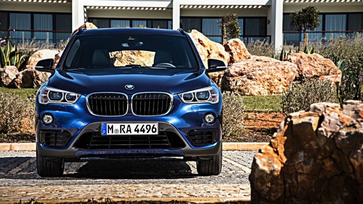 De nieuwe BMW X1 is digitaal onthuld en komt eind oktober 2015 naar Nederland. Hij transformeert tot SUV met stoerdere looks, voor- of vierwielaandrijving en 20% bijtelling als diesel.