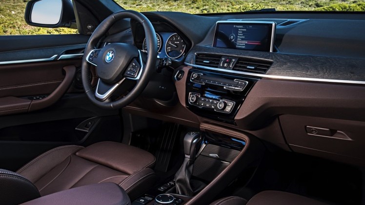 De nieuwe BMW X1 is digitaal onthuld en komt eind oktober 2015 naar Nederland. Hij transformeert tot SUV met stoerdere looks, voor- of vierwielaandrijving en 20% bijtelling als diesel.