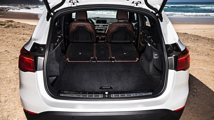 De nieuwe BMW X1 is digitaal onthuld en komt eind oktober 2015 naar Nederland. Hij transformeert tot SUV met stoerdere looks, voor- of vierwielaandrijving en 20% bijtelling als diesel.