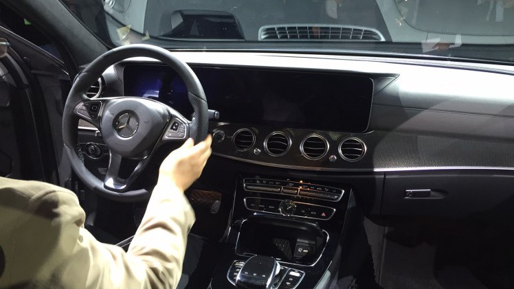 Alles over de nieuwe Mercedes-Benz E-Klasse bij zijn onthulling in Detroit. Lees hier wat de nieuwe E-Klasse de slimste zakenlimousine in zijn klasse maakt. In 2016 als E 350e plug-in hybride.