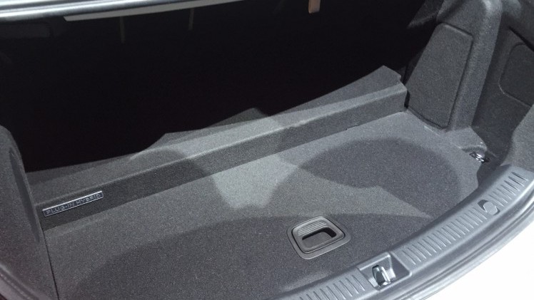 Alles over de nieuwe Mercedes-Benz E-Klasse bij zijn onthulling in Detroit. Lees hier wat de nieuwe E-Klasse de slimste zakenlimousine in zijn klasse maakt. In 2016 als E 350e plug-in hybride.