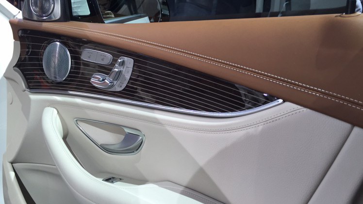 Alles over de nieuwe Mercedes-Benz E-Klasse bij zijn onthulling in Detroit. Lees hier wat de nieuwe E-Klasse de slimste zakenlimousine in zijn klasse maakt. In 2016 als E 350e plug-in hybride.