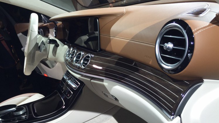 Alles over de nieuwe Mercedes-Benz E-Klasse bij zijn onthulling in Detroit. Lees hier wat de nieuwe E-Klasse de slimste zakenlimousine in zijn klasse maakt. In 2016 als E 350e plug-in hybride.