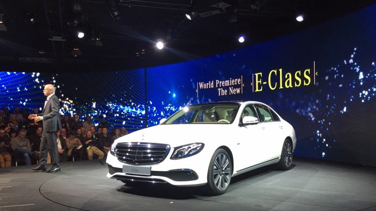 Alles over de nieuwe Mercedes-Benz E-Klasse bij zijn onthulling in Detroit. Lees hier wat de nieuwe E-Klasse de slimste zakenlimousine in zijn klasse maakt. In 2016 als E 350e plug-in hybride.