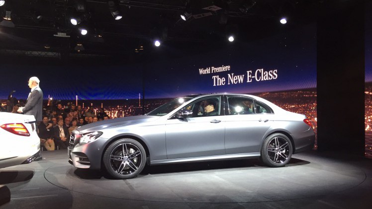 Alles over de nieuwe Mercedes-Benz E-Klasse bij zijn onthulling in Detroit. Lees hier wat de nieuwe E-Klasse de slimste zakenlimousine in zijn klasse maakt. In 2016 als E 350e plug-in hybride.
