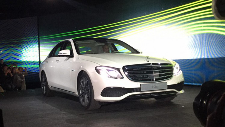 Alles over de nieuwe Mercedes-Benz E-Klasse bij zijn onthulling in Detroit. Lees hier wat de nieuwe E-Klasse de slimste zakenlimousine in zijn klasse maakt. In 2016 als E 350e plug-in hybride.