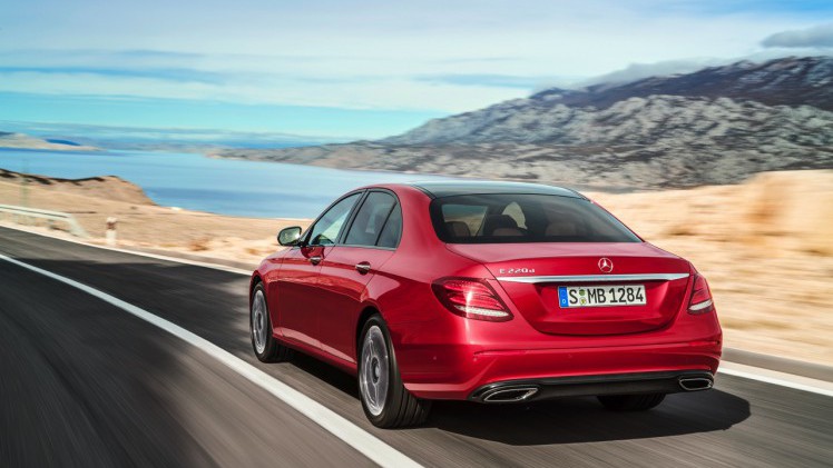 Alles over de nieuwe Mercedes-Benz E-Klasse bij zijn onthulling in Detroit. Lees hier wat de nieuwe E-Klasse de slimste zakenlimousine in zijn klasse maakt. In 2016 als E 350e plug-in hybride.