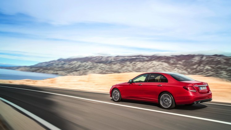 Alles over de nieuwe Mercedes-Benz E-Klasse bij zijn onthulling in Detroit. Lees hier wat de nieuwe E-Klasse de slimste zakenlimousine in zijn klasse maakt. In 2016 als E 350e plug-in hybride.