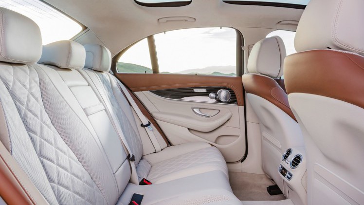 Alles over de nieuwe Mercedes-Benz E-Klasse bij zijn onthulling in Detroit. Lees hier wat de nieuwe E-Klasse de slimste zakenlimousine in zijn klasse maakt. In 2016 als E 350e plug-in hybride.