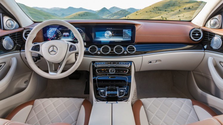 Alles over de nieuwe Mercedes-Benz E-Klasse bij zijn onthulling in Detroit. Lees hier wat de nieuwe E-Klasse de slimste zakenlimousine in zijn klasse maakt. In 2016 als E 350e plug-in hybride.