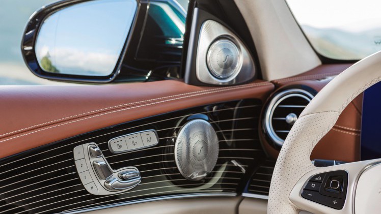 Alles over de nieuwe Mercedes-Benz E-Klasse bij zijn onthulling in Detroit. Lees hier wat de nieuwe E-Klasse de slimste zakenlimousine in zijn klasse maakt. In 2016 als E 350e plug-in hybride.