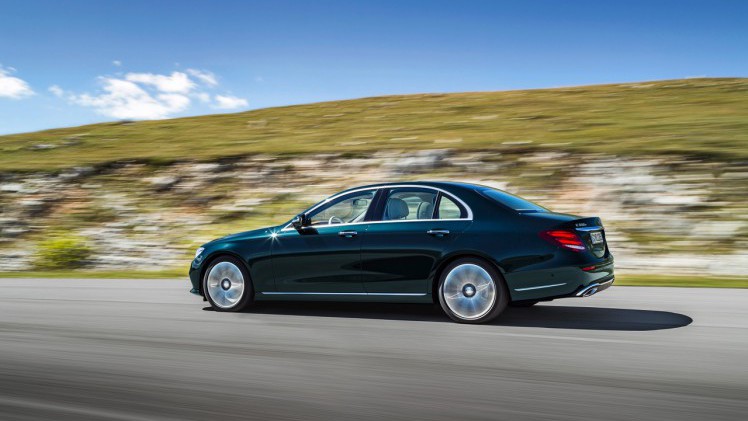 Alles over de nieuwe Mercedes-Benz E-Klasse bij zijn onthulling in Detroit. Lees hier wat de nieuwe E-Klasse de slimste zakenlimousine in zijn klasse maakt. In 2016 als E 350e plug-in hybride.