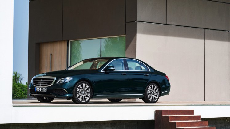 Alles over de nieuwe Mercedes-Benz E-Klasse bij zijn onthulling in Detroit. Lees hier wat de nieuwe E-Klasse de slimste zakenlimousine in zijn klasse maakt. In 2016 als E 350e plug-in hybride.