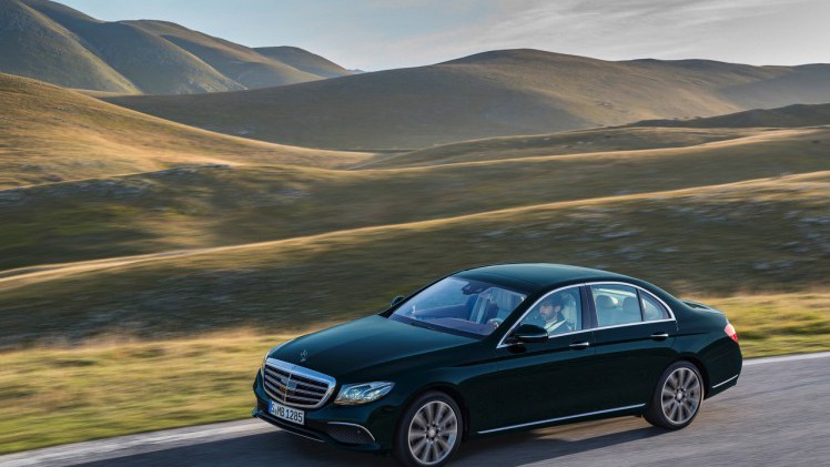 Alles over de nieuwe Mercedes-Benz E-Klasse bij zijn onthulling in Detroit. Lees hier wat de nieuwe E-Klasse de slimste zakenlimousine in zijn klasse maakt. In 2016 als E 350e plug-in hybride.