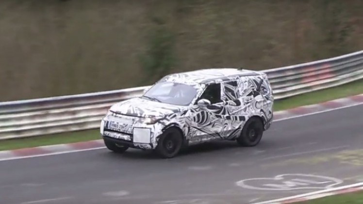 De nieuwe Land Rover Discovery op de N?rburgring gesignaleerd. Het prototype draait zijn laatste testrondjes alvorens de onthulling eind 2016 plaatsvindt.