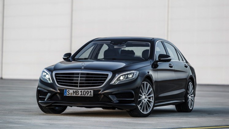 Mercedes-Benz laat de nieuwe E-Klasse W223 al uitlekken. Het model heeft veel weg van zijn grotere en kleinere broer, de S-Klasse en C-Klasse.