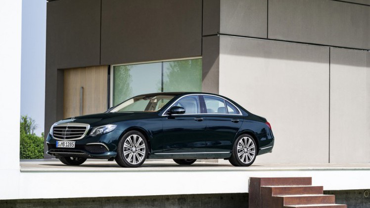 Mercedes-Benz laat de nieuwe E-Klasse W223 al uitlekken. Het model heeft veel weg van zijn grotere en kleinere broer, de S-Klasse en C-Klasse.