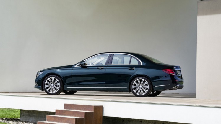Mercedes-Benz laat de nieuwe E-Klasse W223 al uitlekken. Het model heeft veel weg van zijn grotere en kleinere broer, de S-Klasse en C-Klasse.