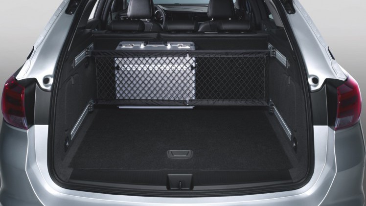 De praktische kant van de Auto van het Jaar 2016 belicht. De nieuwe Opel Astra is leverbaar met allerlei accessoires die de vakantierit veel leuker maken!