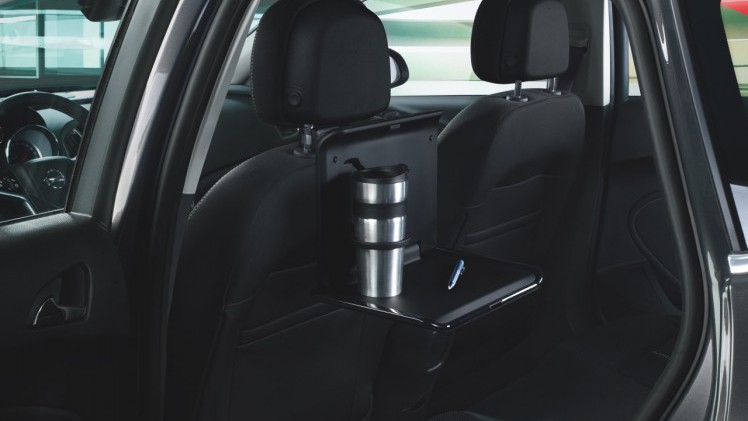 De praktische kant van de Auto van het Jaar 2016 belicht. De nieuwe Opel Astra is leverbaar met allerlei accessoires die de vakantierit veel leuker maken!