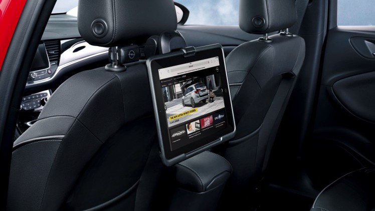 De praktische kant van de Auto van het Jaar 2016 belicht. De nieuwe Opel Astra is leverbaar met allerlei accessoires die de vakantierit veel leuker maken!