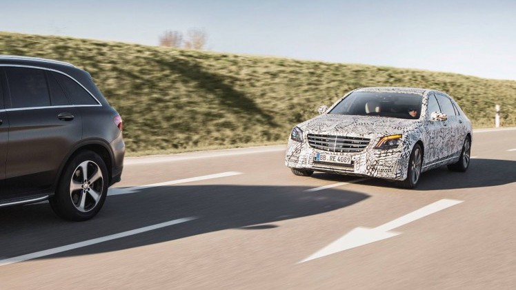 De auto moet nog worden onthuld, maar Mercedes-Benz geeft alvast toelichting op de autonome rijtechnologie die de gefacelifte S-Klasse straks aan boord heeft.