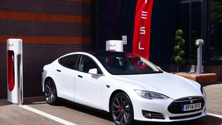 De toekomst van Tesla schuilt in Masterplan II. Elon Musk maakt bekend dat Tesla ook elektrische bussen en vrachtwagens gaat ontwikkelen, net als zonnepanelen op het dak van een elektrische auto.