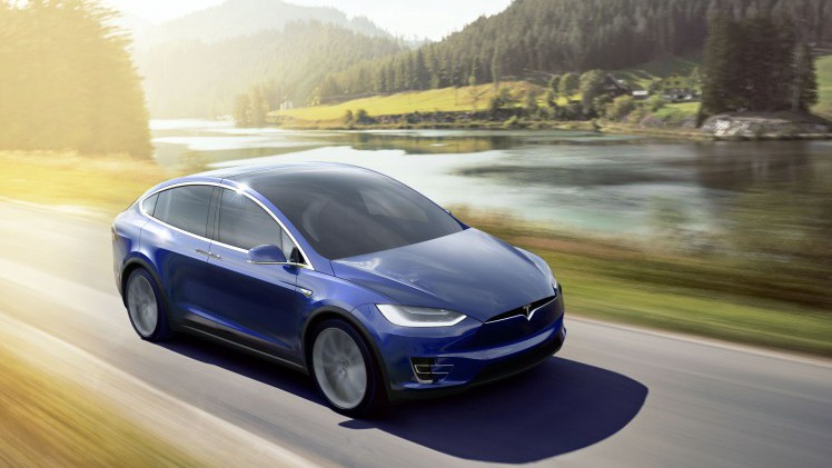 De toekomst van Tesla schuilt in Masterplan II. Elon Musk maakt bekend dat Tesla ook elektrische bussen en vrachtwagens gaat ontwikkelen, net als zonnepanelen op het dak van een elektrische auto.