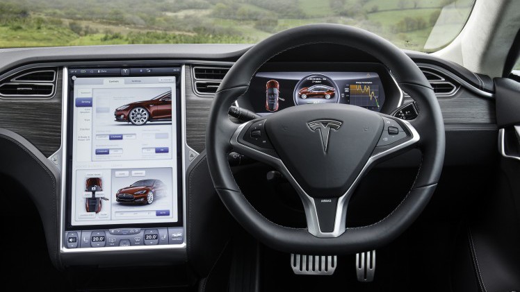 De toekomst van Tesla schuilt in Masterplan II. Elon Musk maakt bekend dat Tesla ook elektrische bussen en vrachtwagens gaat ontwikkelen, net als zonnepanelen op het dak van een elektrische auto.